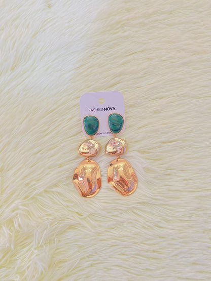 Arete de tres piezas en color verde y dorado.