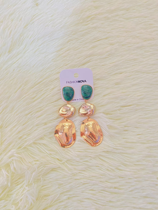 Arete de tres piezas en color verde y dorado.