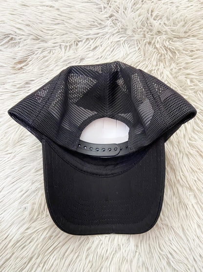 Gorra negra con letras GOAT en verde ( la cabra )