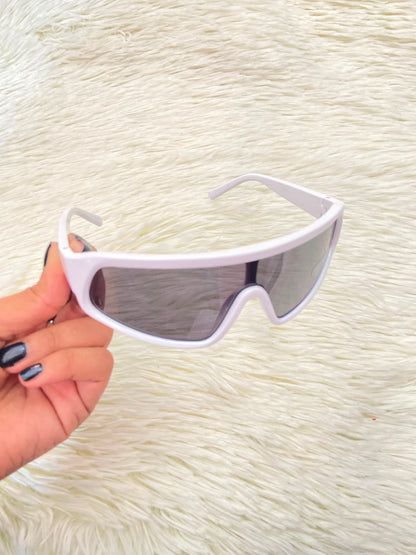 Lentes, con montura blanca y micas en color negro claro, con protección UV 100%.