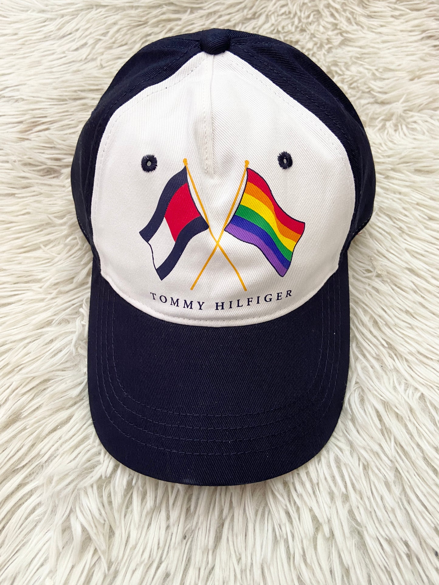 Gorra Tommy Hilfiger original azul marino con blanco y bandera Tommy Hilfiger y bandera del orgullo 🏳️‍🌈.