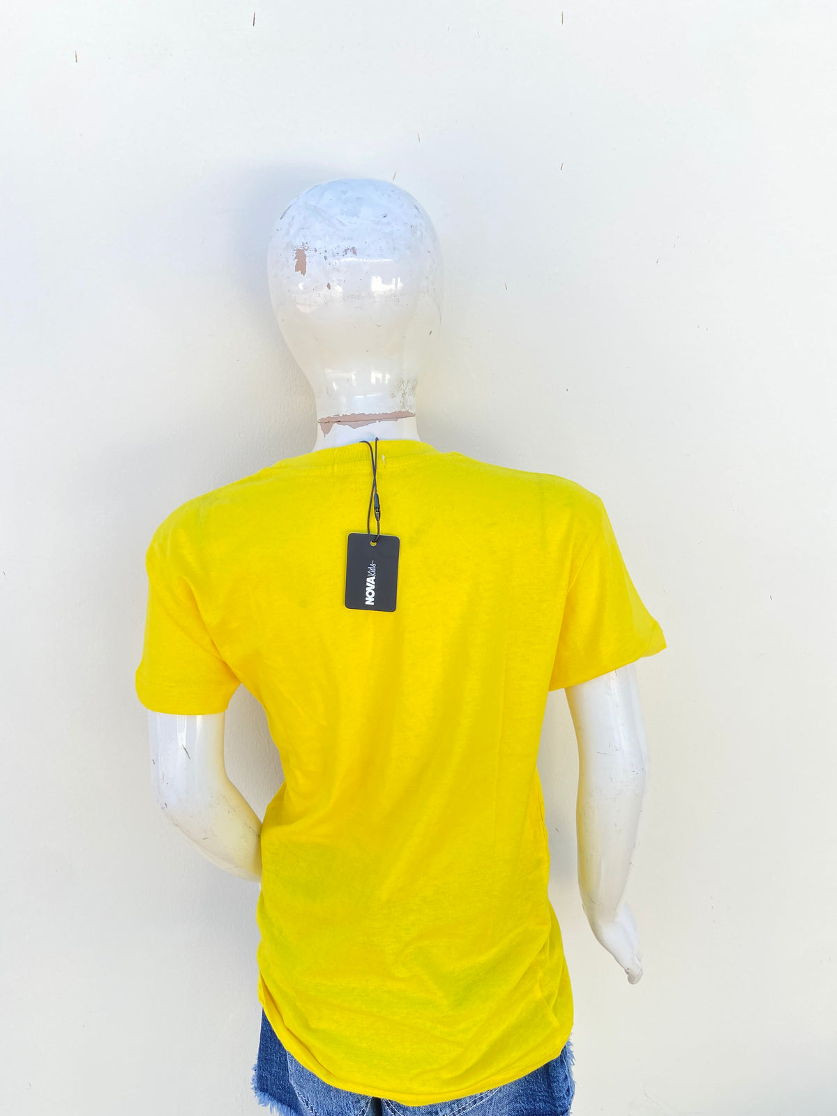 T-shirt amarillo con letras BADDIE en negro (chica mala )