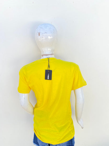 T-shirt amarillo con letras BADDIE en negro (chica mala )