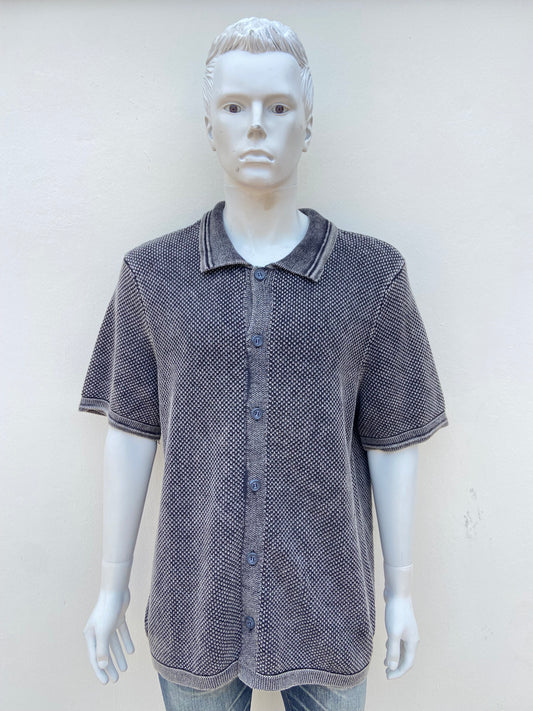 Camisa/ Polocher negro-gris con botones en frentes en color negro.