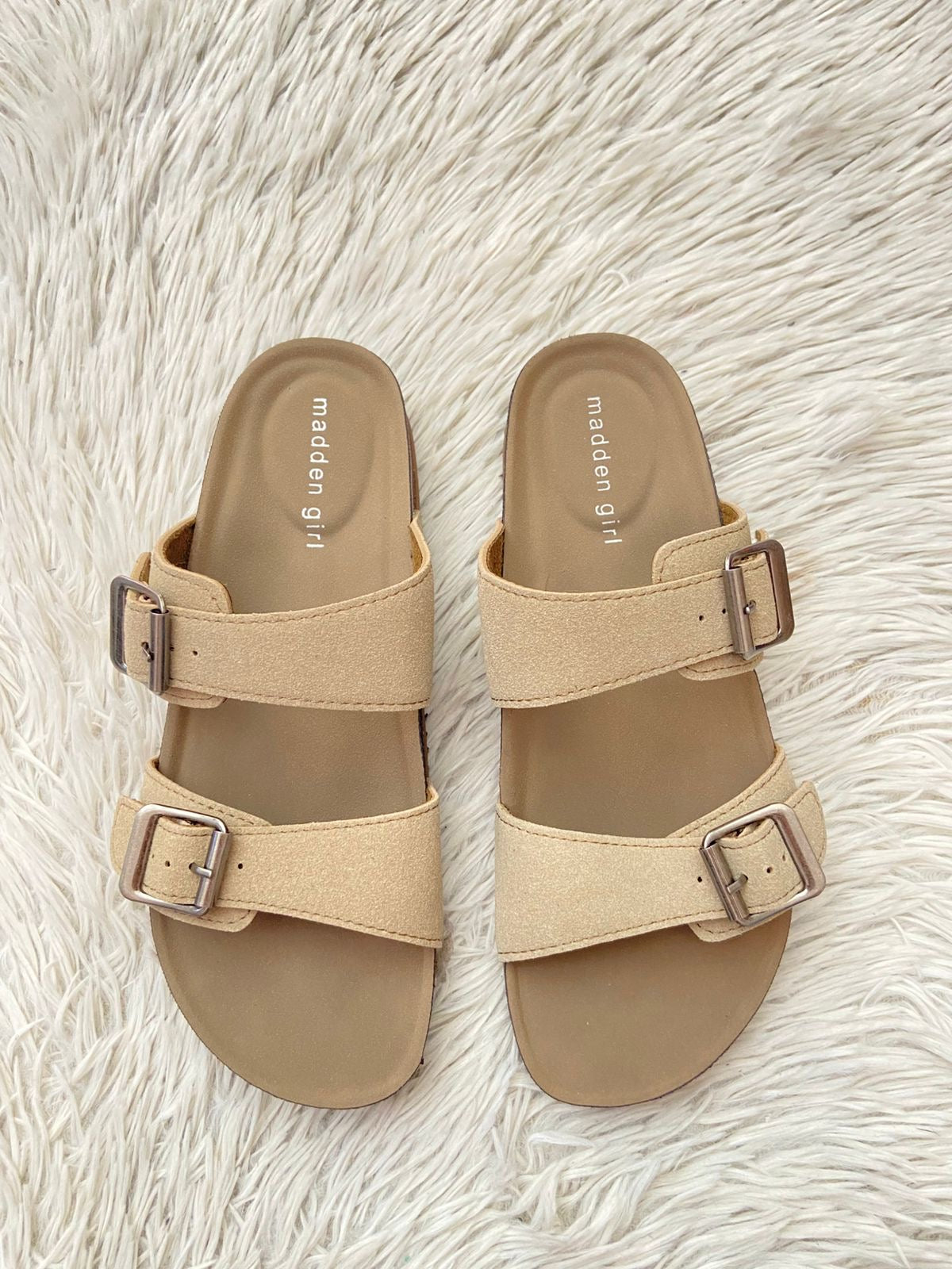 Sandalias MADDEN GIRL Original, en color crema con doble correa y evillas al frente en color plateado.