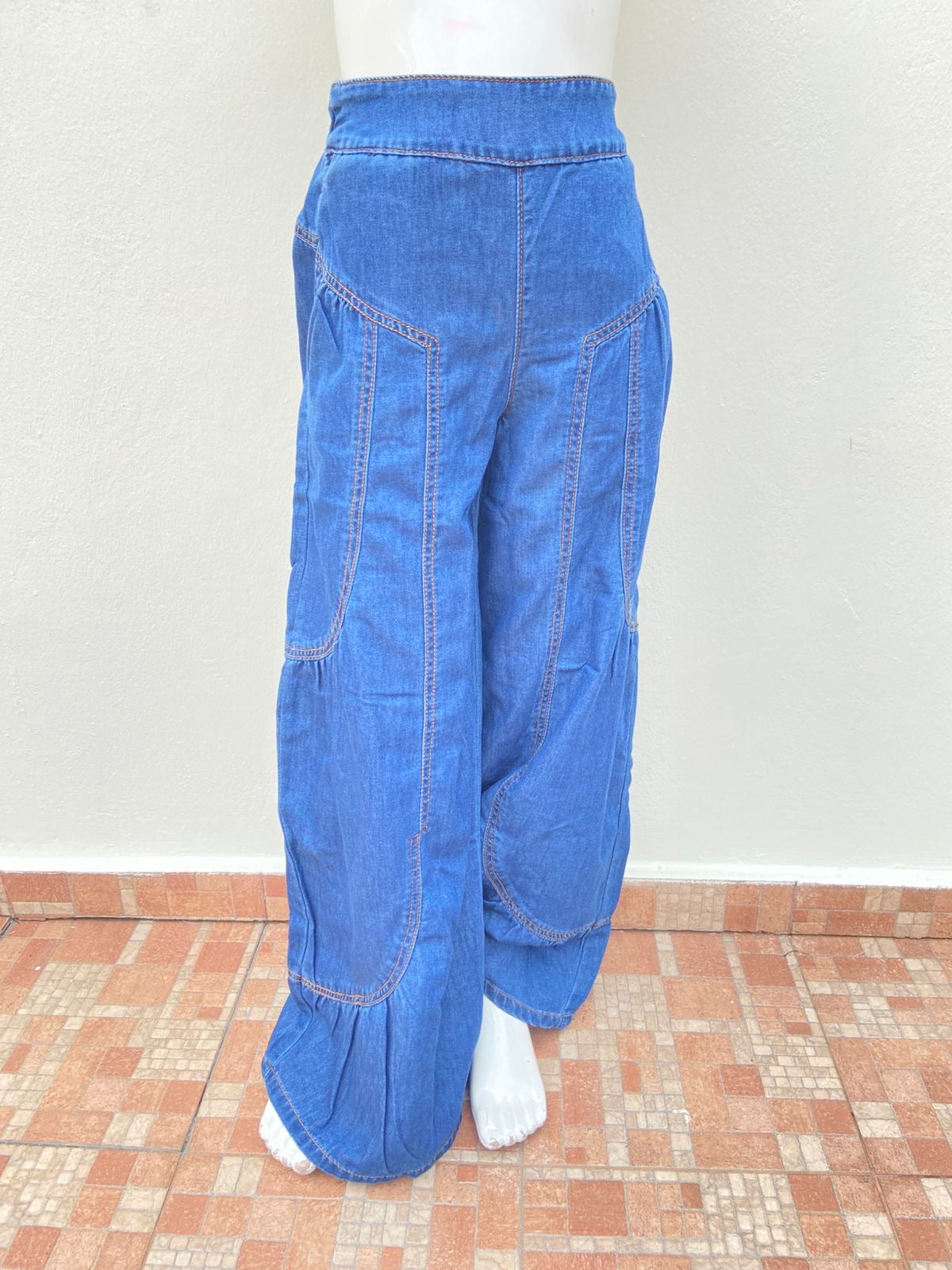 Pantalon jean en color azul oscuro ancho con diseño de lineas super ancho.