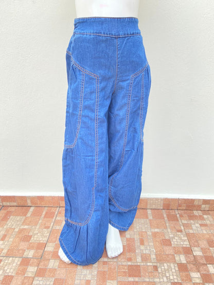 Pantalon jean en color azul oscuro ancho con diseño de lineas super ancho.
