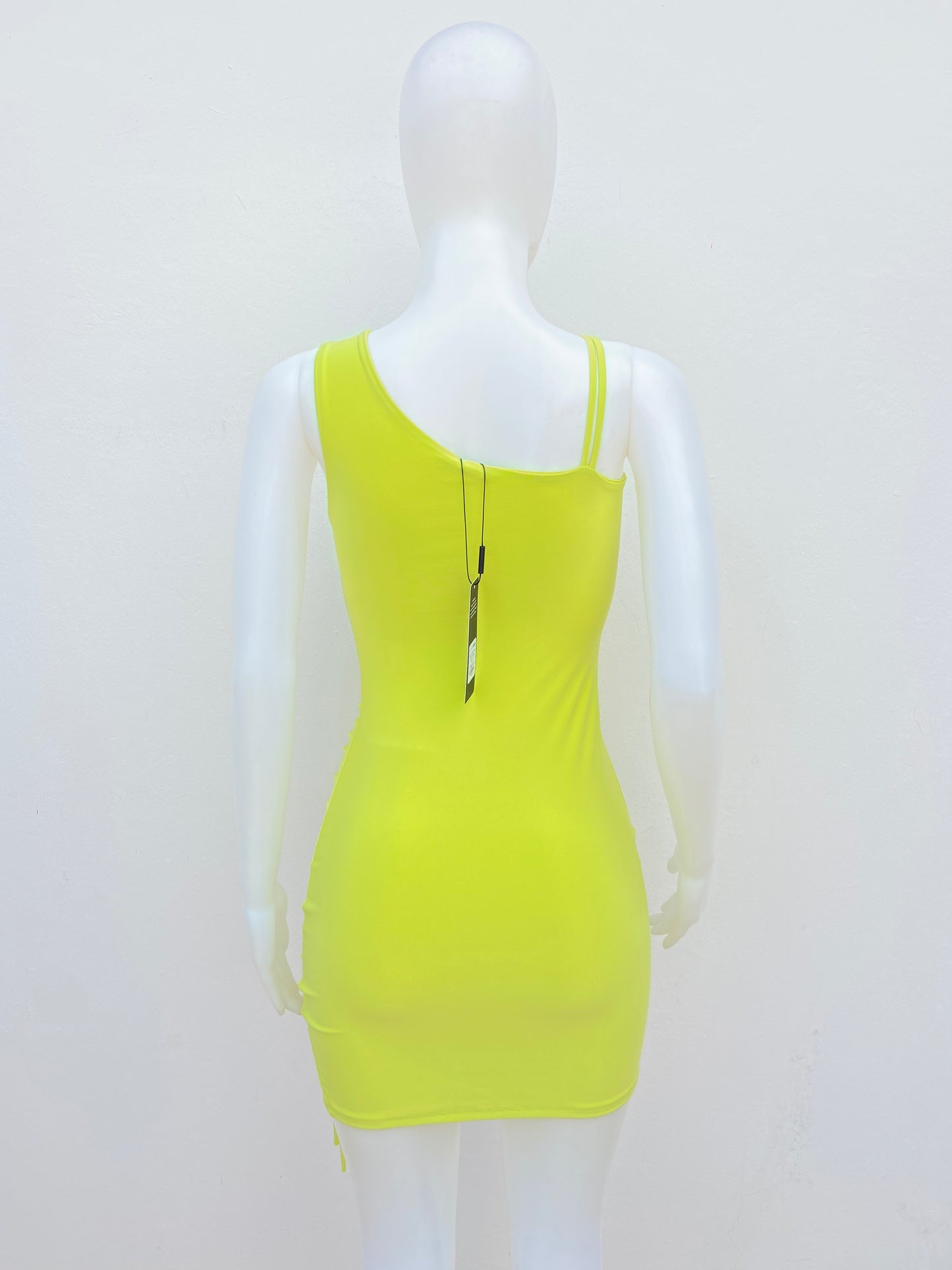 Vestido Fashion Nova original verde lima con lazo ajustable.