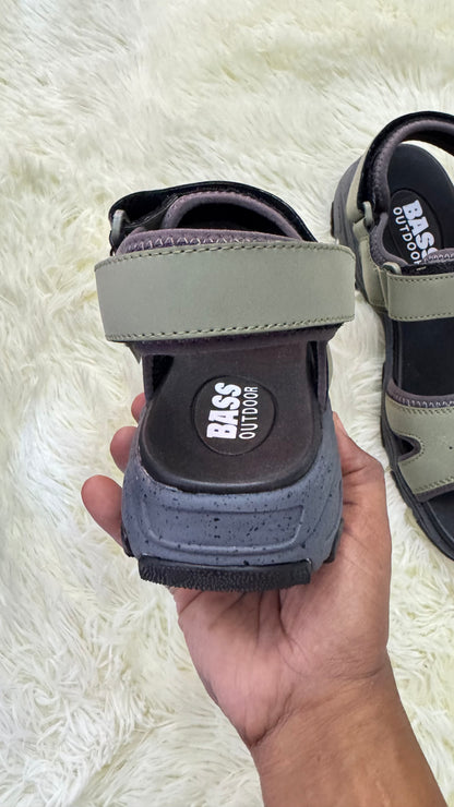 Sandalias BASS OUTDOOR original, Verde Olivia. Diseño ergonómico, suela resistente y ajuste seguro.