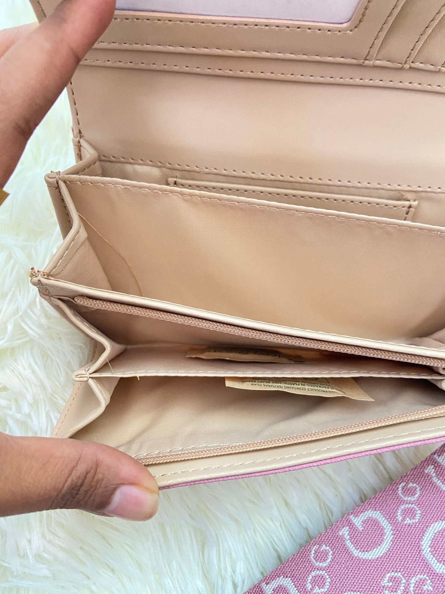 Set GUESS original de monedero/ cartera y tarjetero de color rosado ( Dusty Rose ) con letras de color plateado y rosado.