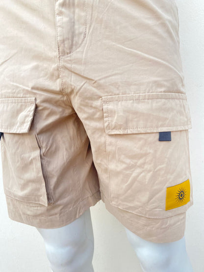 Bermuda Forever 21 original crema/ khaki , con diseño de sol en la parte inferior.