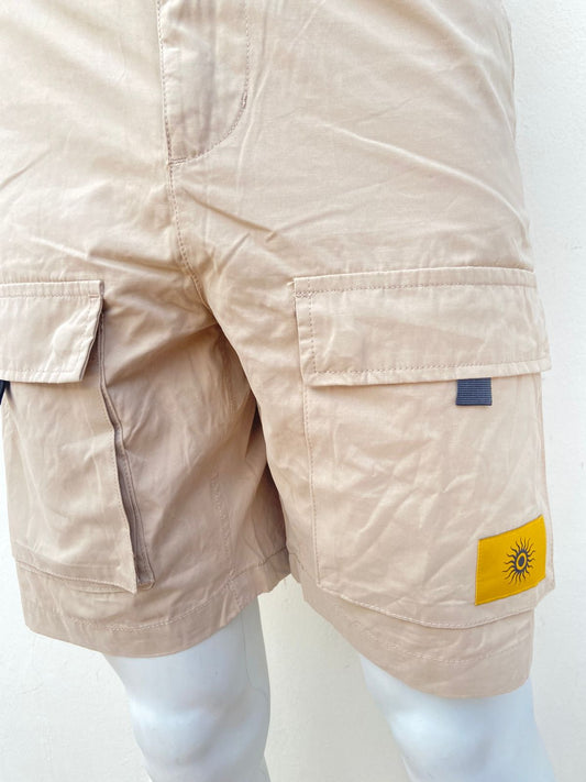 Bermuda Forever 21 original crema/ khaki , con diseño de sol en la parte inferior.