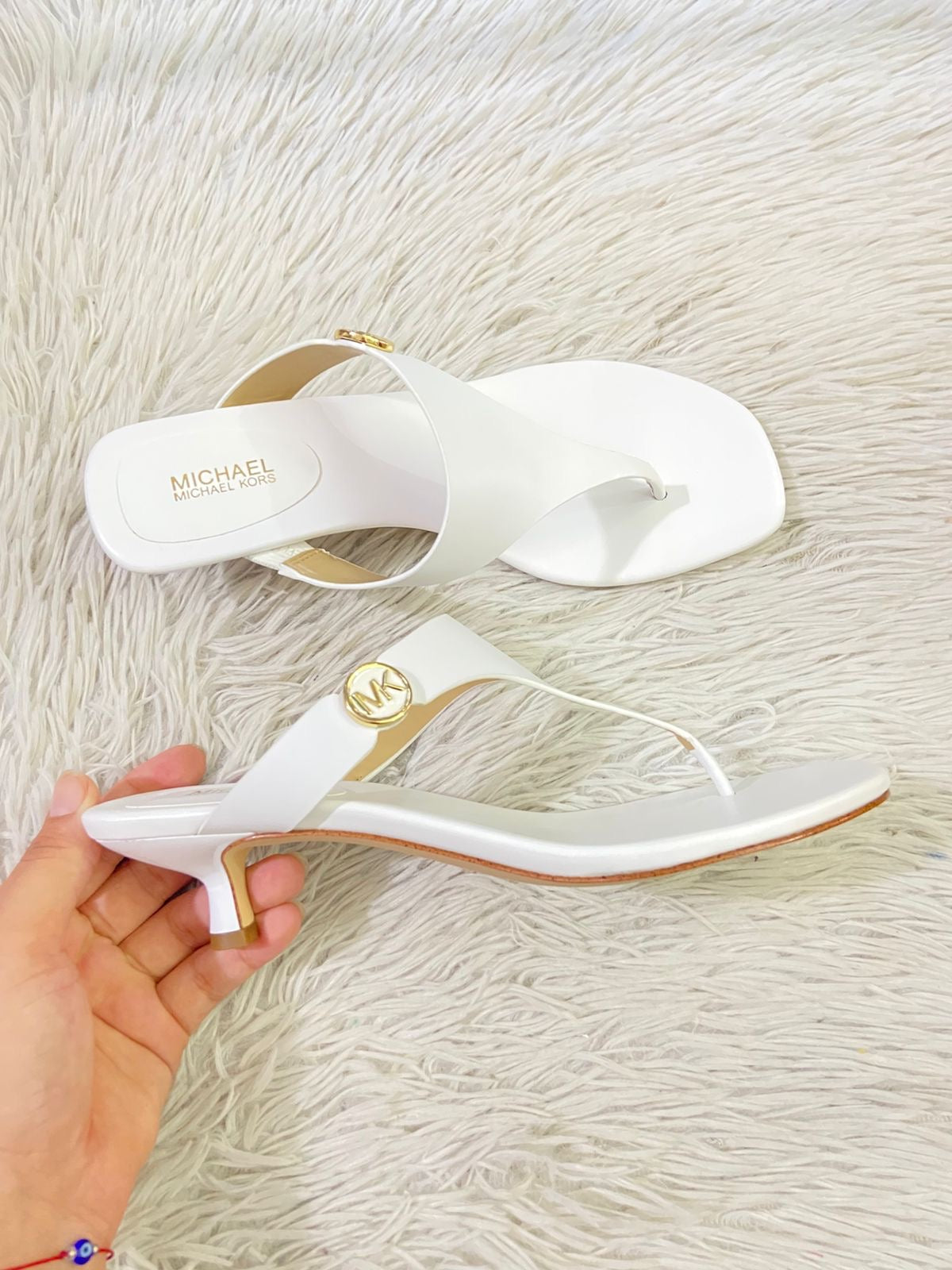 Zapatillas MICHAEL KORS original blanca con placa MK en dorado.