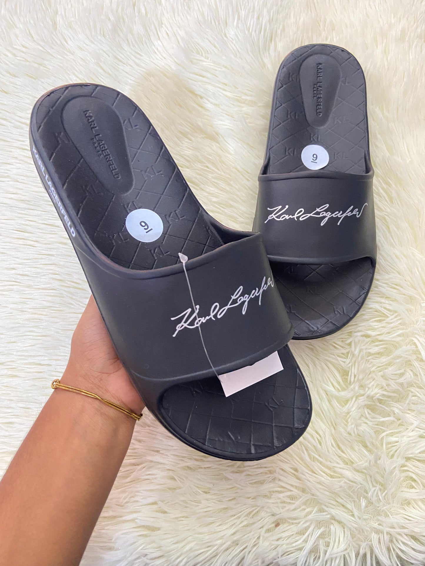 Sandalias KARL LAGERFELD original, negra con letras de la marca en cursiva.