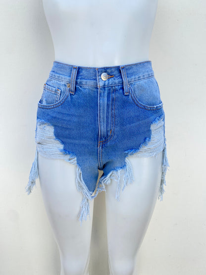 Short azul claro con rasgados en la parte delantera.
