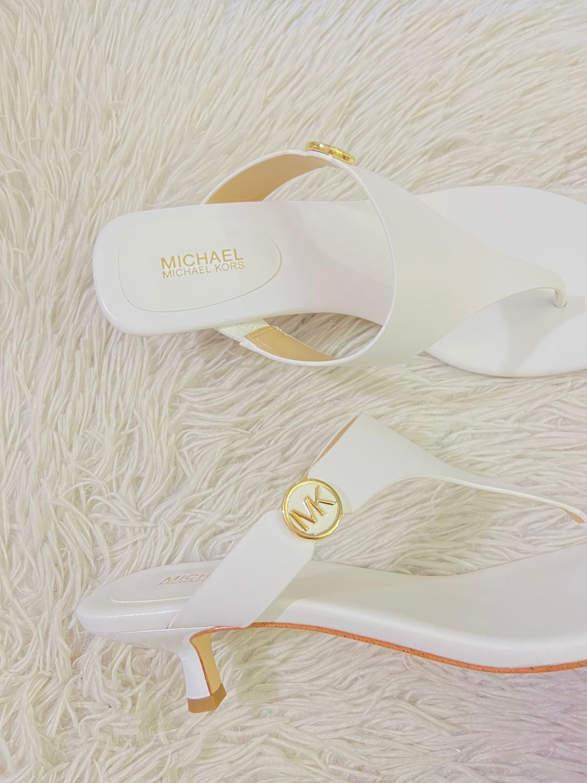 Zapatillas MICHAEL KORS original blanca con placa MK en dorado.