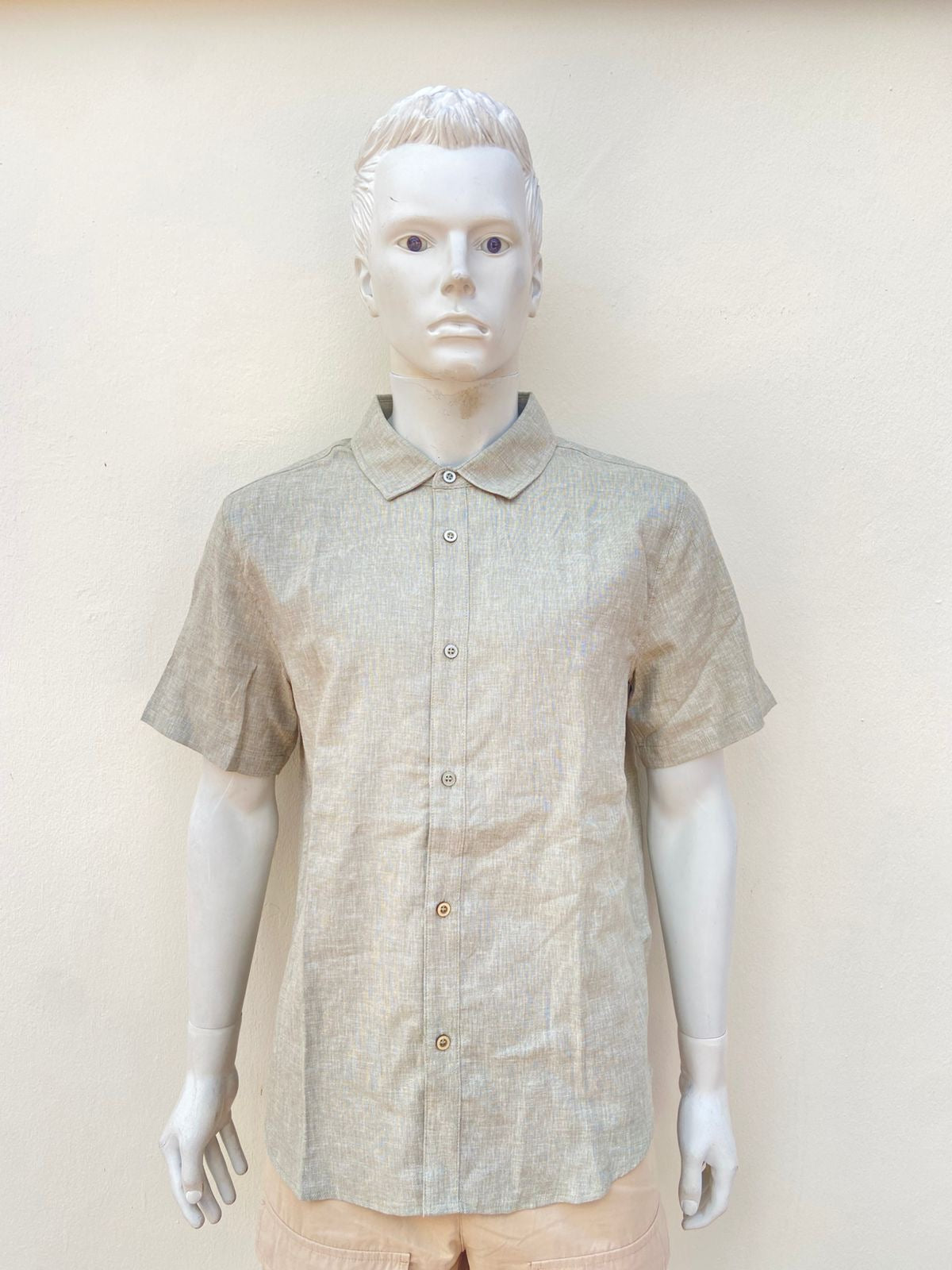 Camisa 55% lino 45% algodón, en color verde oliva claro, manga corta.