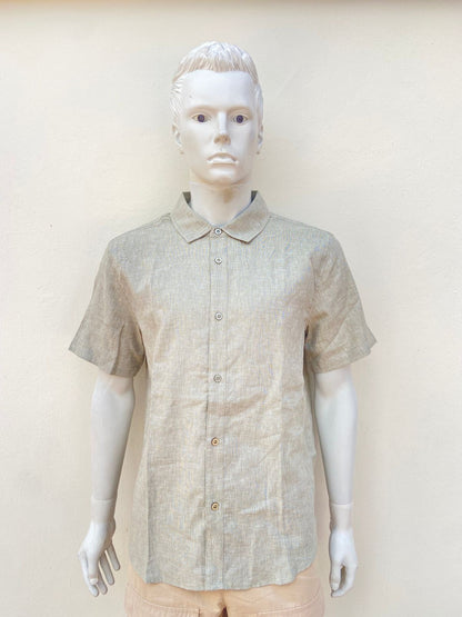 Camisa 55% lino 45% algodón, en color verde oliva claro, manga corta.