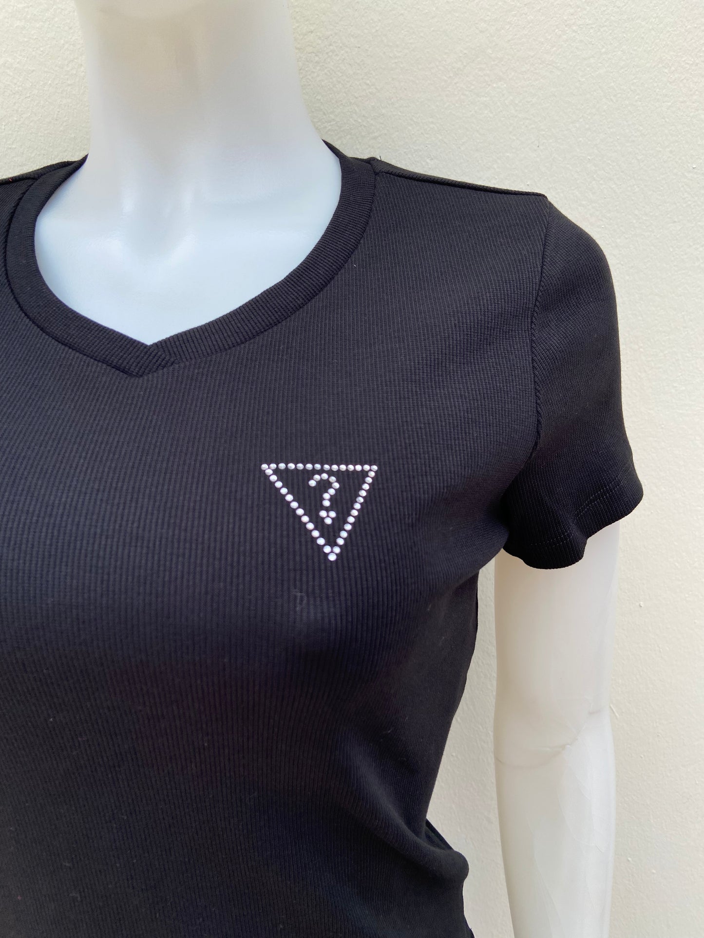 T-shirt GUESS original, negro con triangulo en diamantes y signo ? en plateado y cuello V.