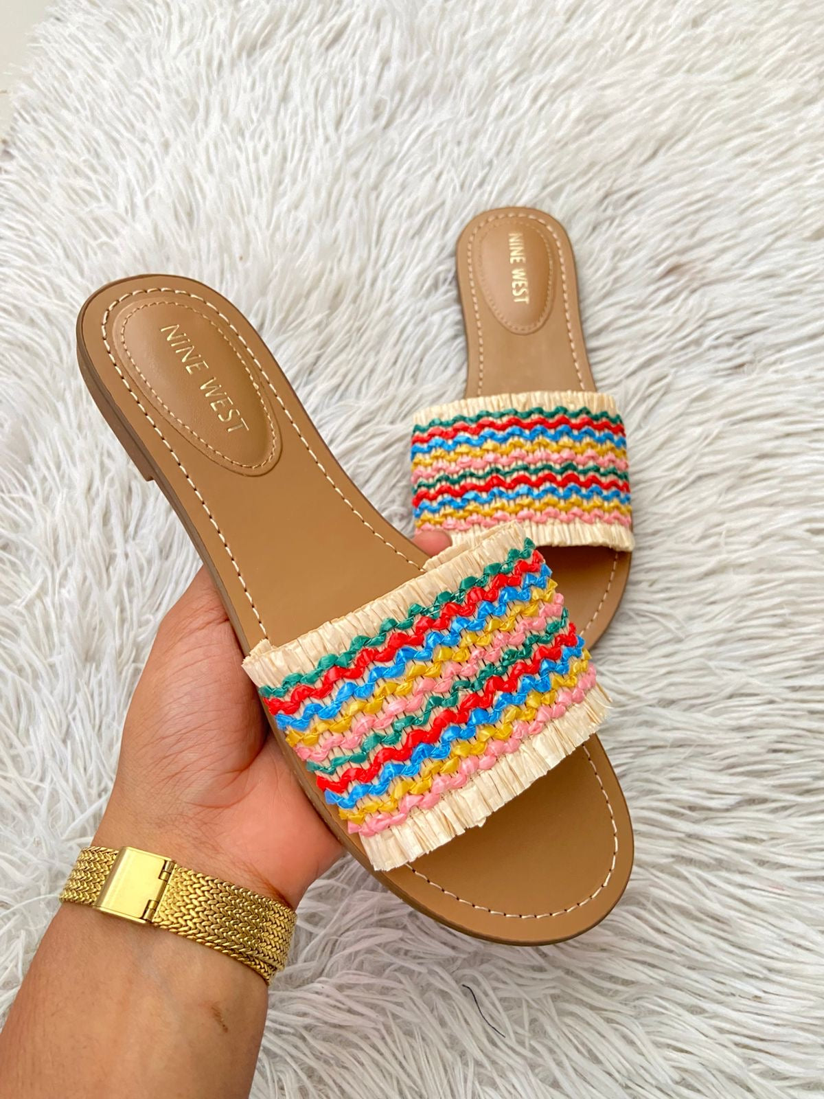 Sandalias NINE WEST original, crema con diseño de pajas al frente multicolor.