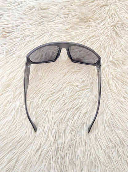 Lentes, diseñados con protección UV 100-400 para proteger tu visión. Negro grande con micas oscuras.