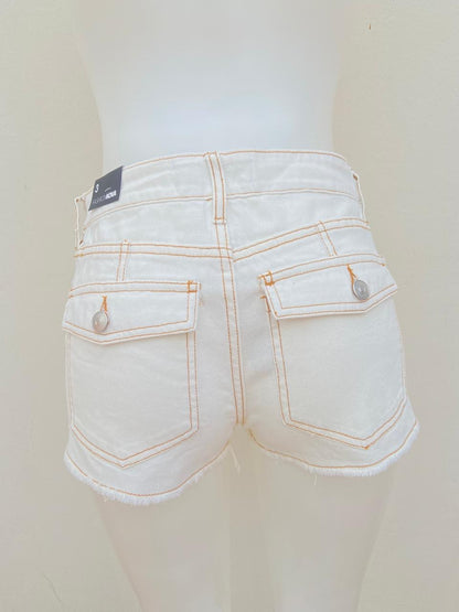 Short blanco con detalles en color caqui y boton plateado