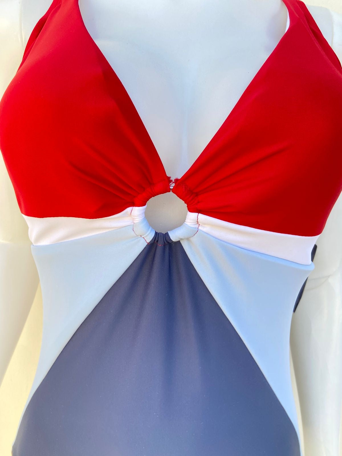 Biquini TOMMY HILFIGER original, ajustable, azul marino con azul claro, rojo y blanco.