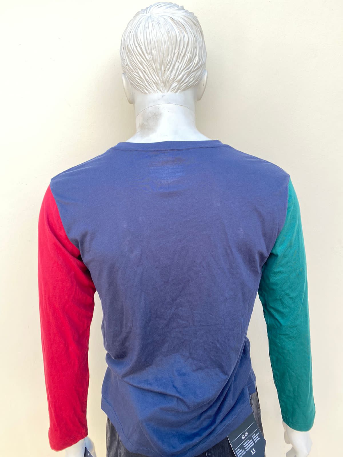Suéter Tommy Hilfiger original azul marino con una manga en verde y otra en rojo, TOMMY en colores.