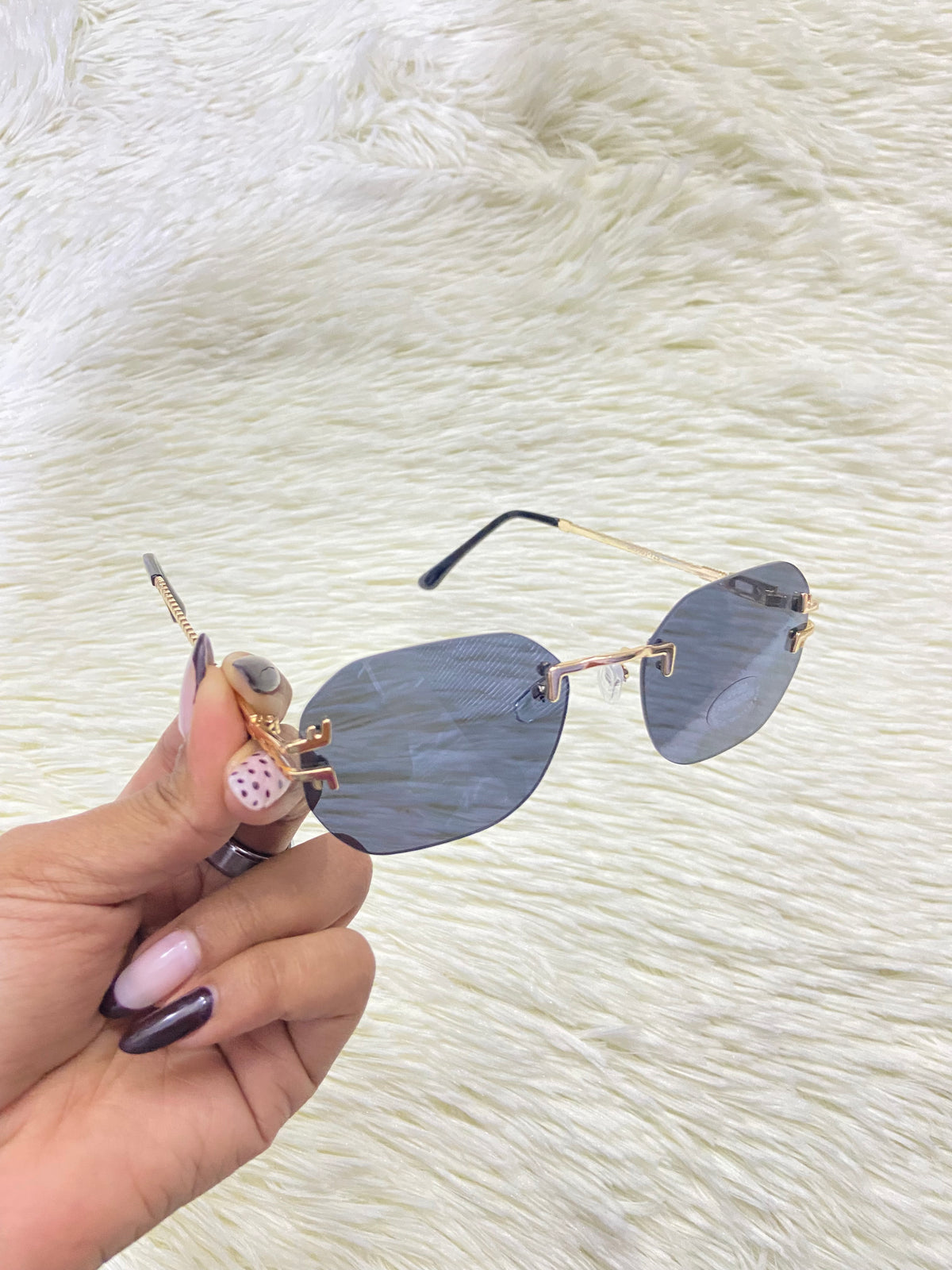 Lentes, negro con montura en color dorada, ovalados, más protección UV 400.