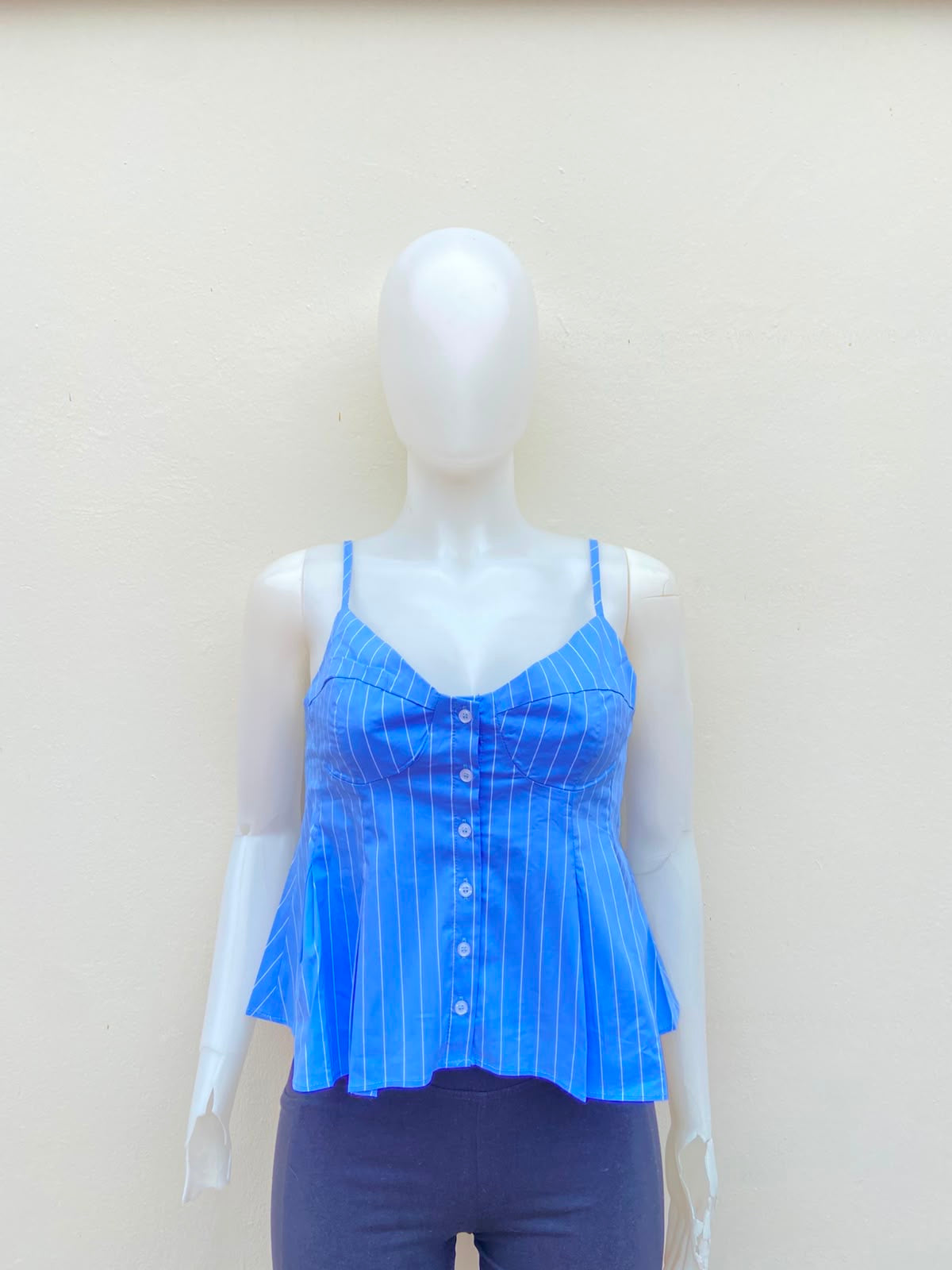 Blusa/top en color azul con rayas blancas con vuelos y lazos ajustables.