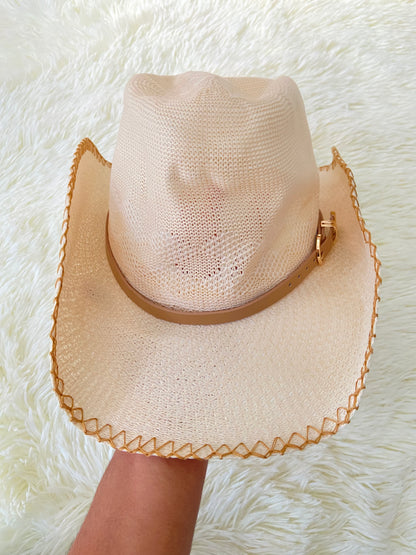 Sombrero, crema con costura en hilo marron y correa en color beige.