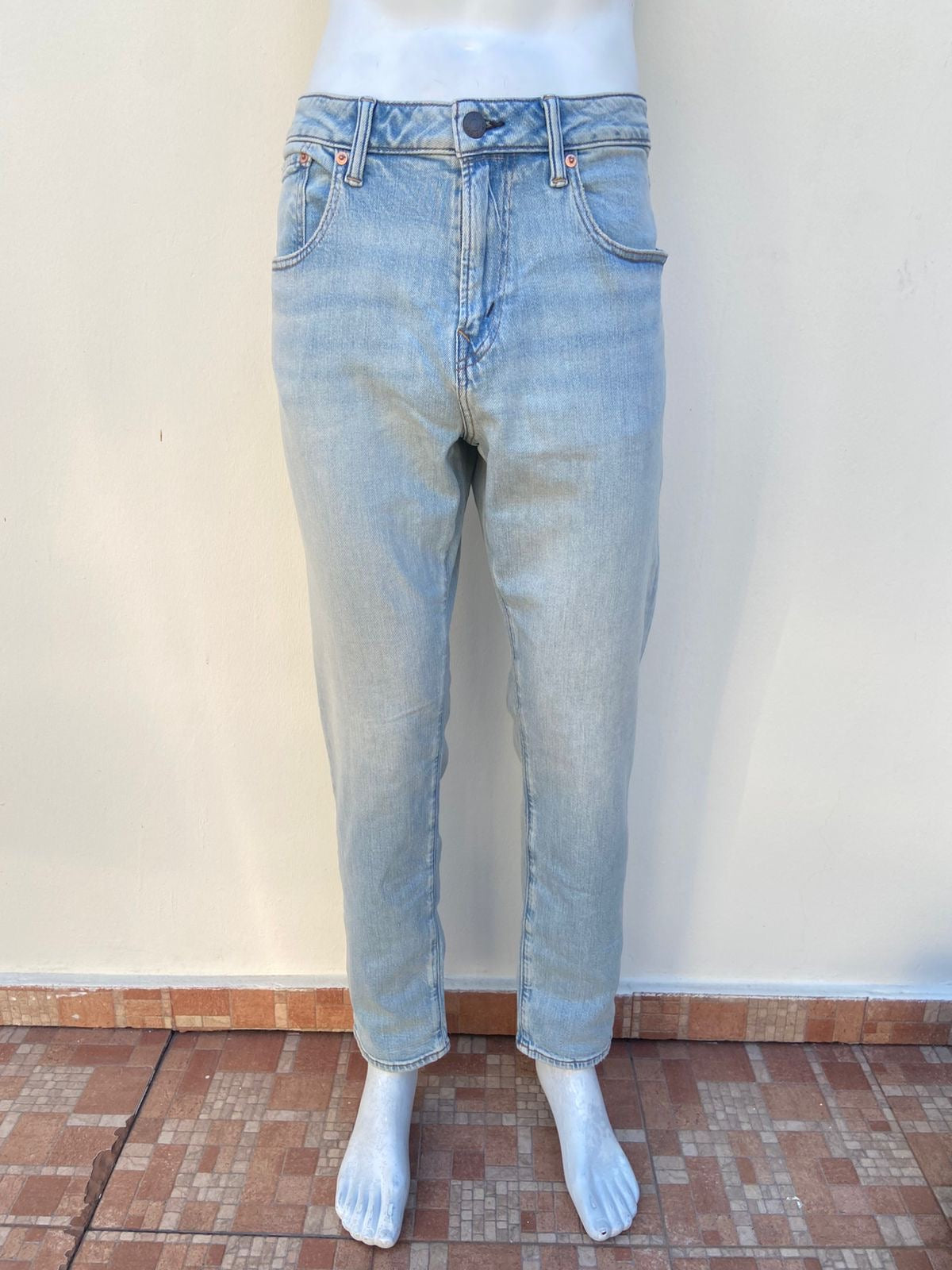 Pantalon jean AMERICAN EAGLE Original en color azul claro liso Airflex, ATHLETIC FIT.