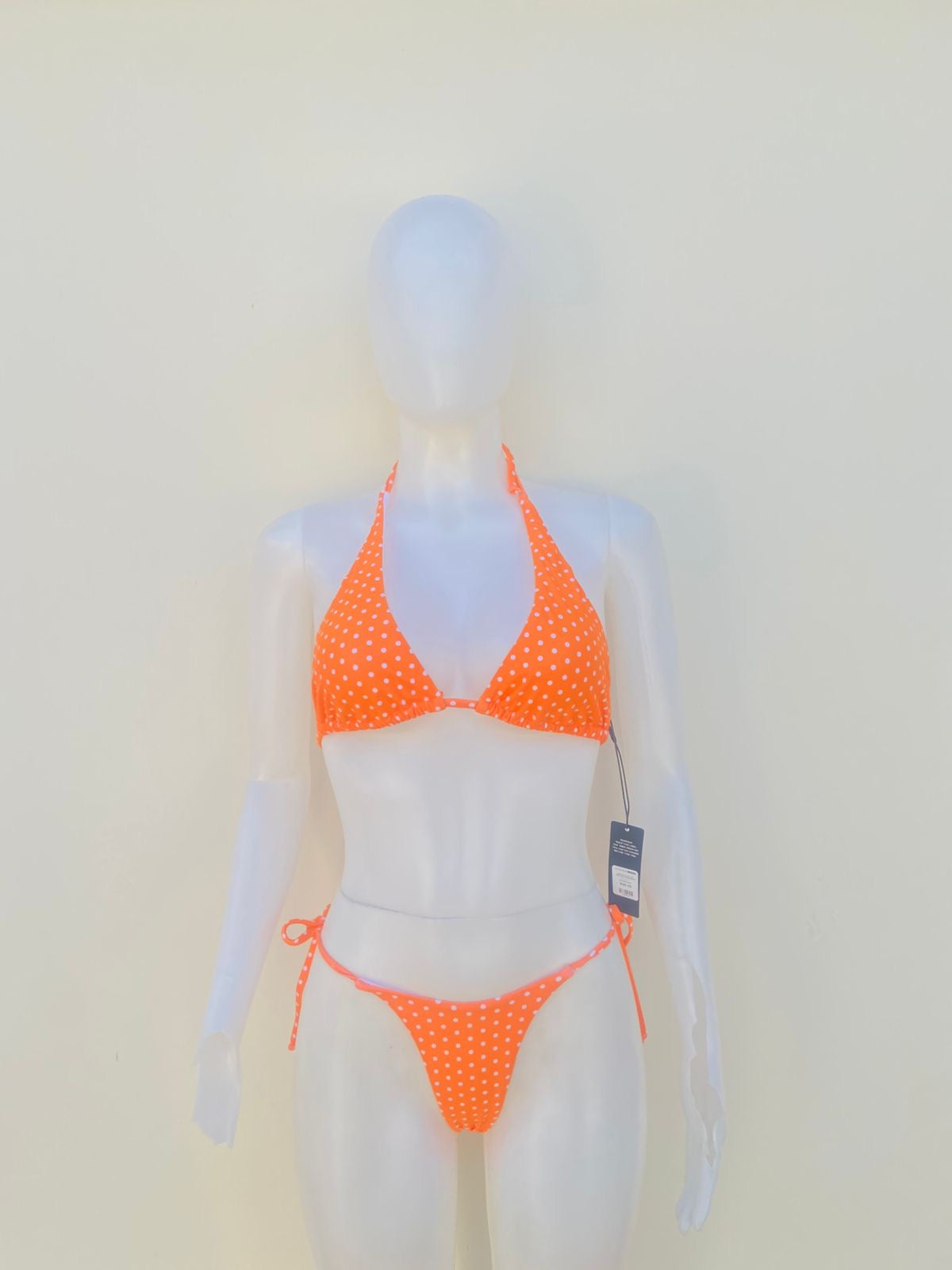 Biquini, naranja con lunares en color blanco y lazos ajustables, dos piezas.