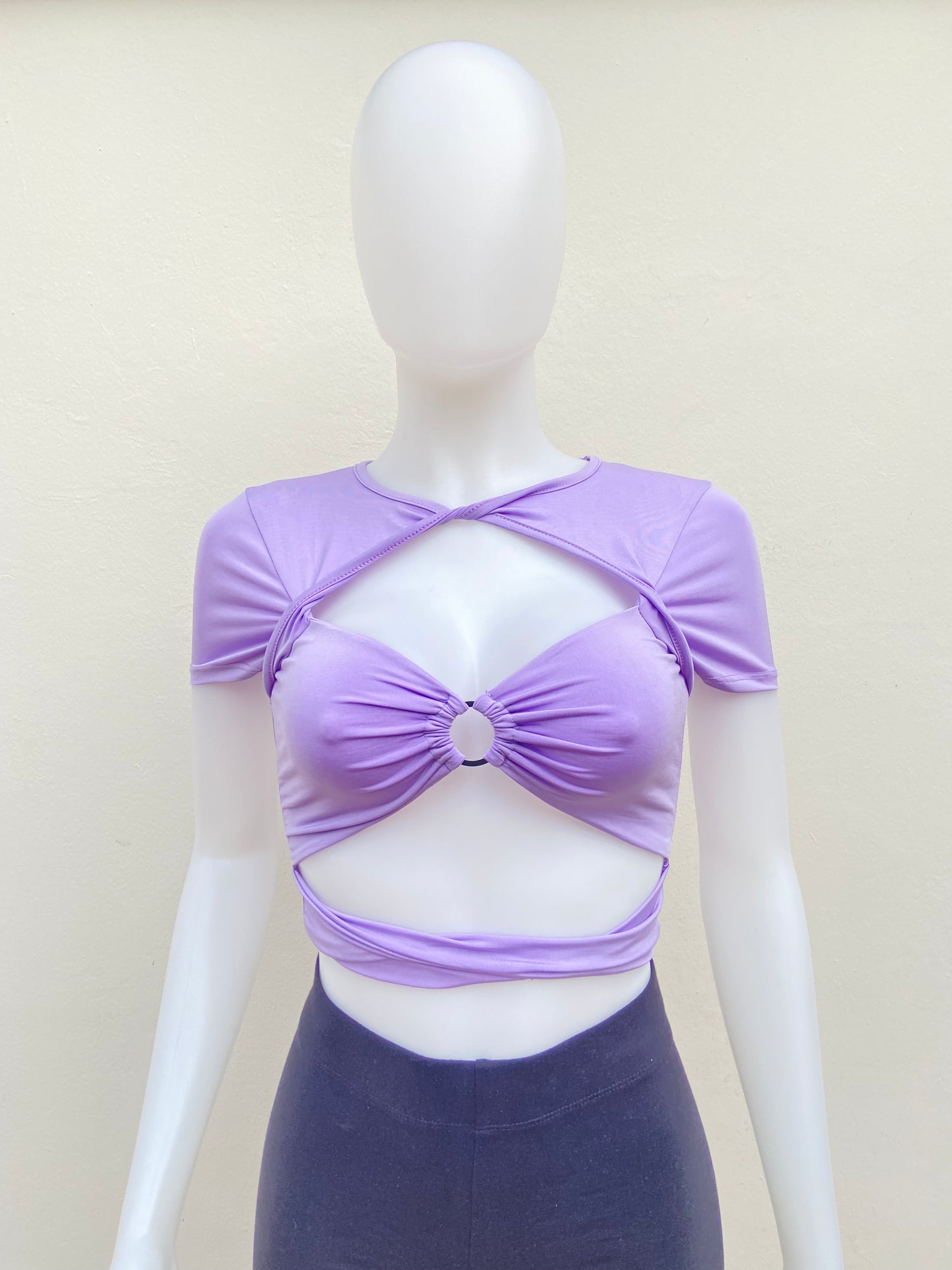 Top Fashion Nova original morado lila ( lavanda ) con abierto en frente.