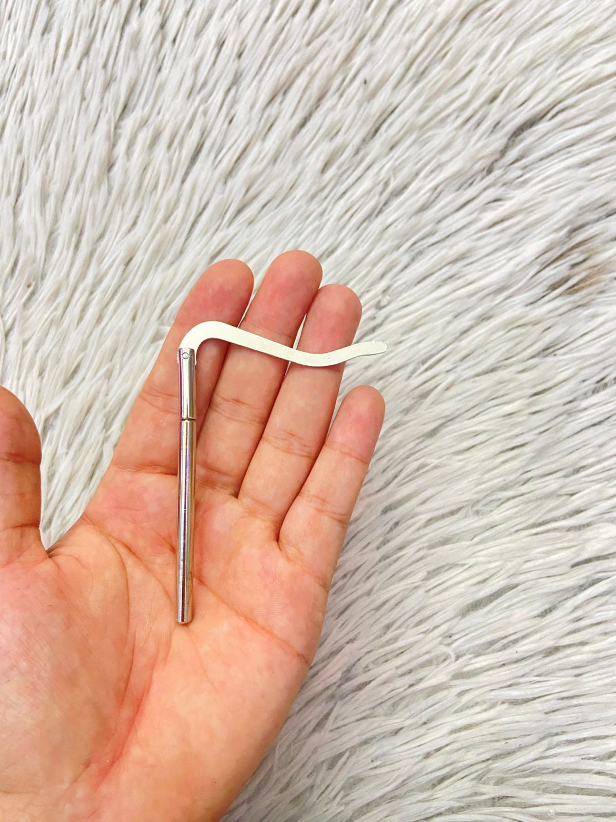 Billetera pequeña en color negra con clip para billetes, espacios para tarjetas y espacio transparente para cedula o licencia.