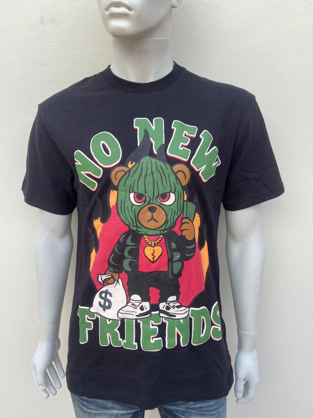T-shirt negro con estampado de un oso ladron y letra al rededor en color verde NO NEW FRIENDS