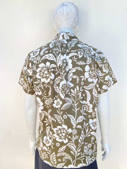 Camisa DEMEANOR original, verde oliva con estampado de flores blanca.