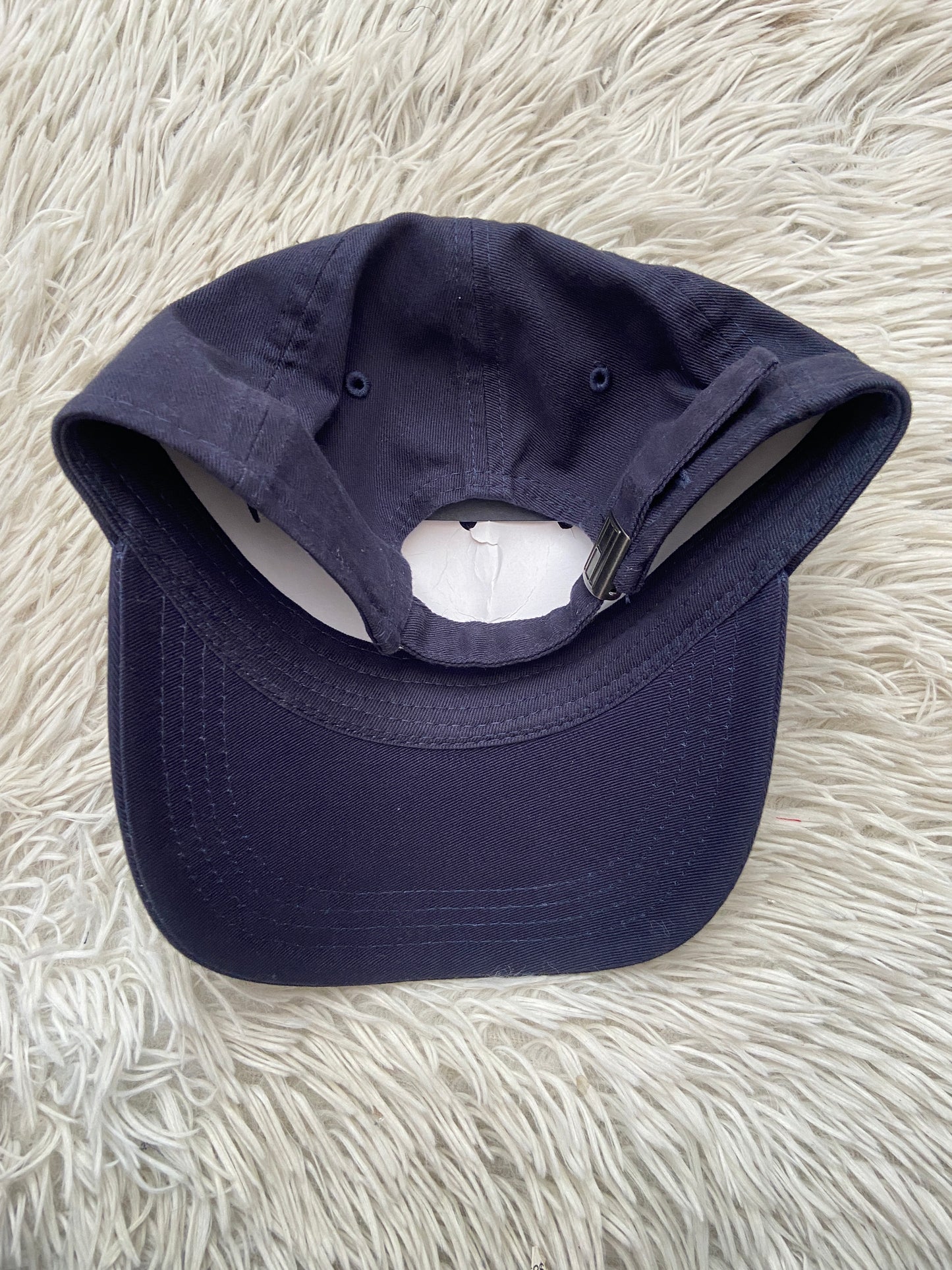 Gorra Tommy Hilfiger original azul marino con letras TOMMY HILFIGER en azul.