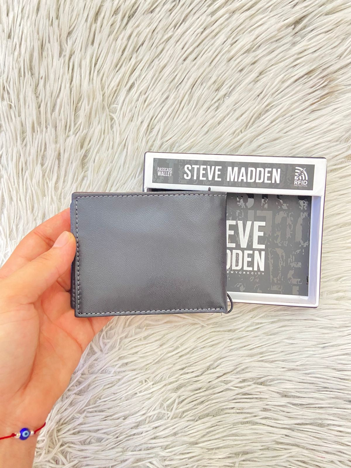 Billetera Steven Madden Original en color negra con varios compartimentos