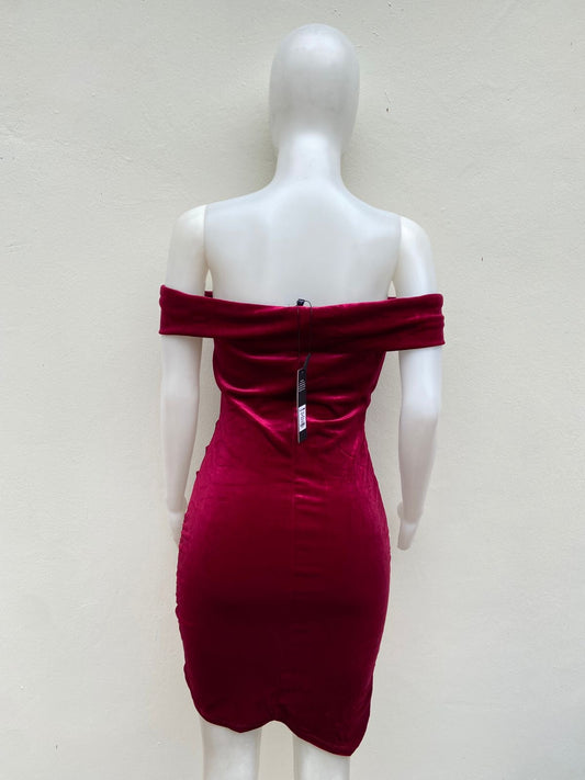 Vestido, rojo vino liso, strapless en terciopelo.