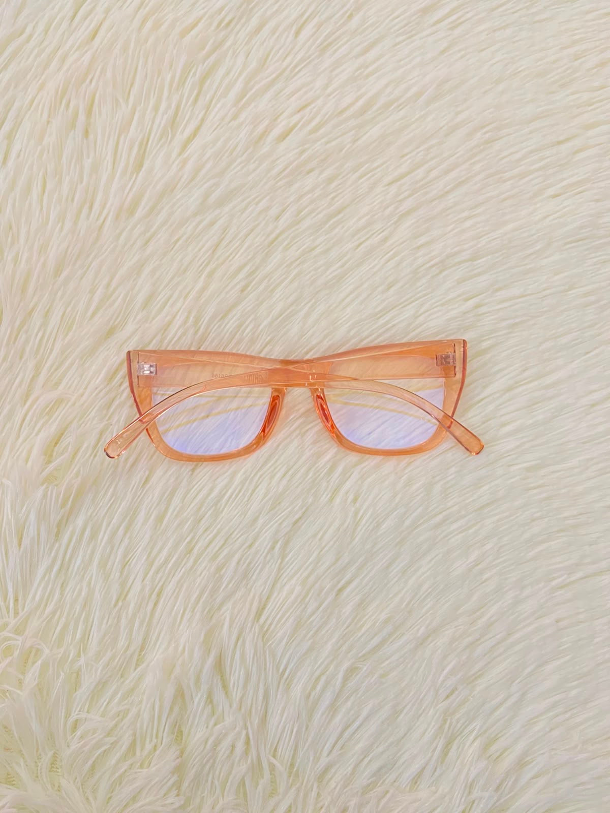 Lentes, en color rosado transparente estilo cat eye.
