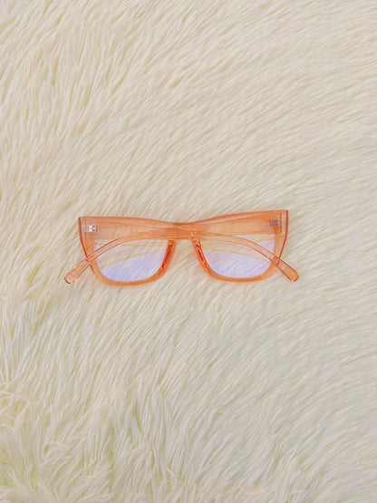 Lentes, en color rosado transparente estilo cat eye.