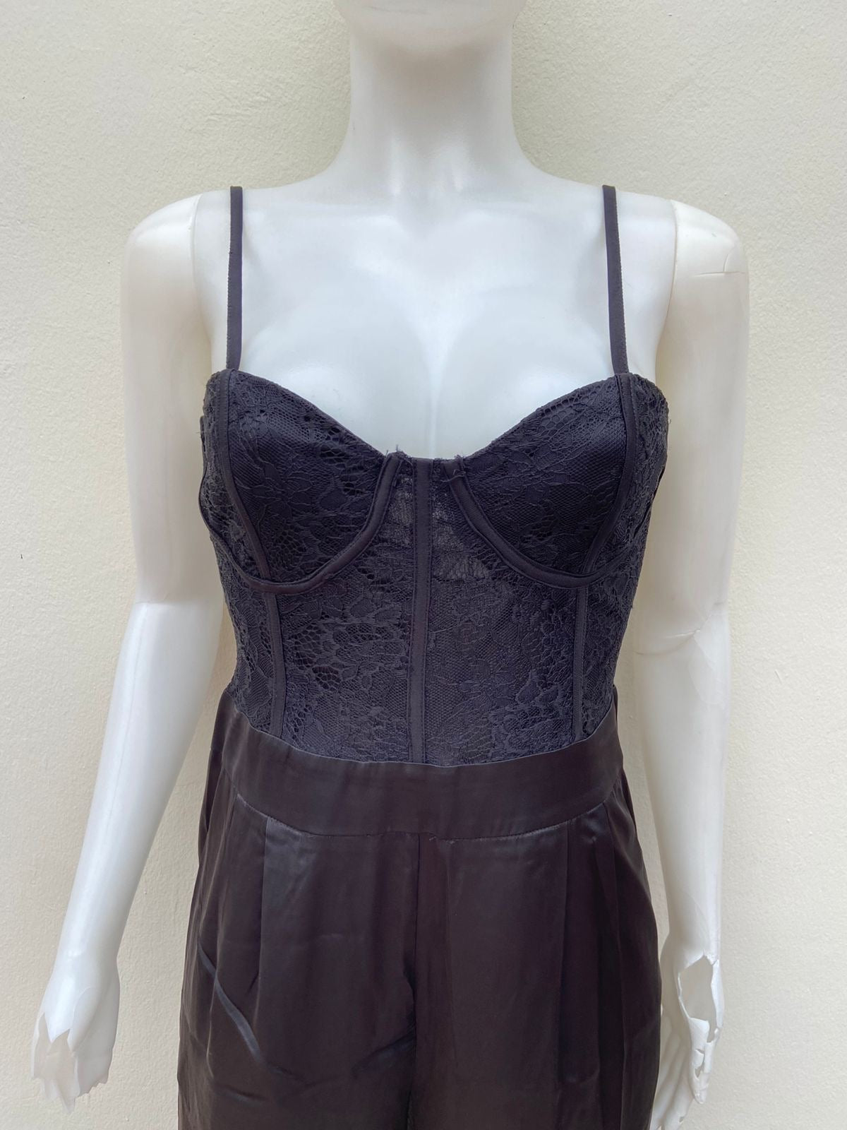 Enterizo Forever 21 original, negro en satin y la parte de arriba en encaje.