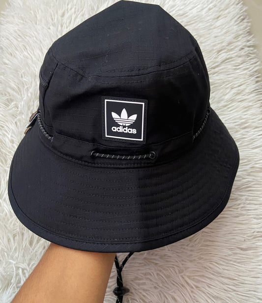 Gorro Adidas original negro con lazo ajustable, con logotipo de la marca en frente.