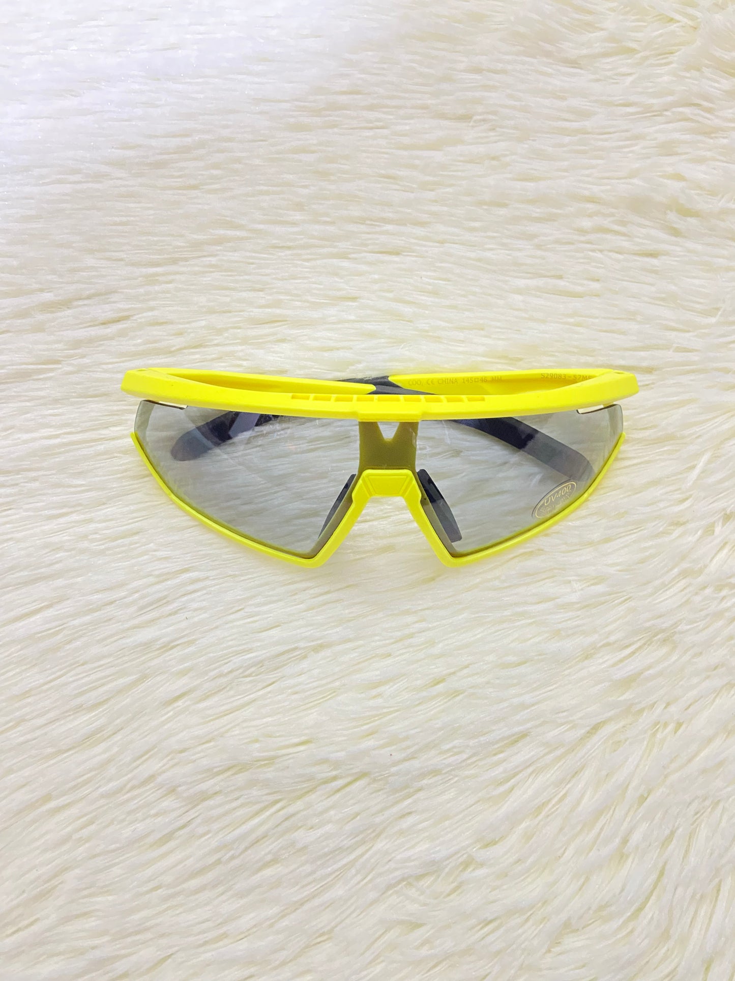 Lentes, negro con montura en color amarillo, con protección UV 400.