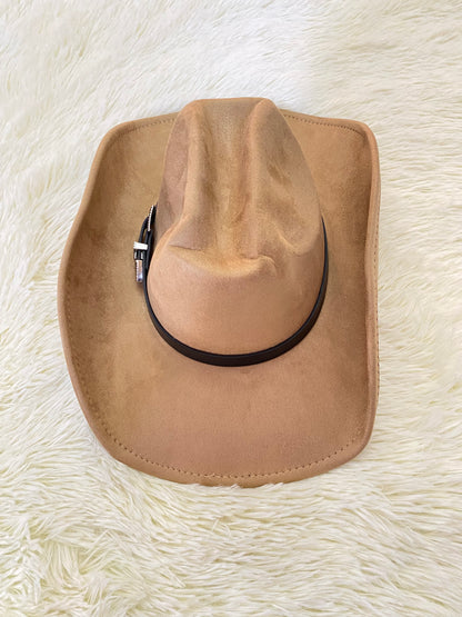 Sombrero crema/beige con correa negra con detalles plateados.