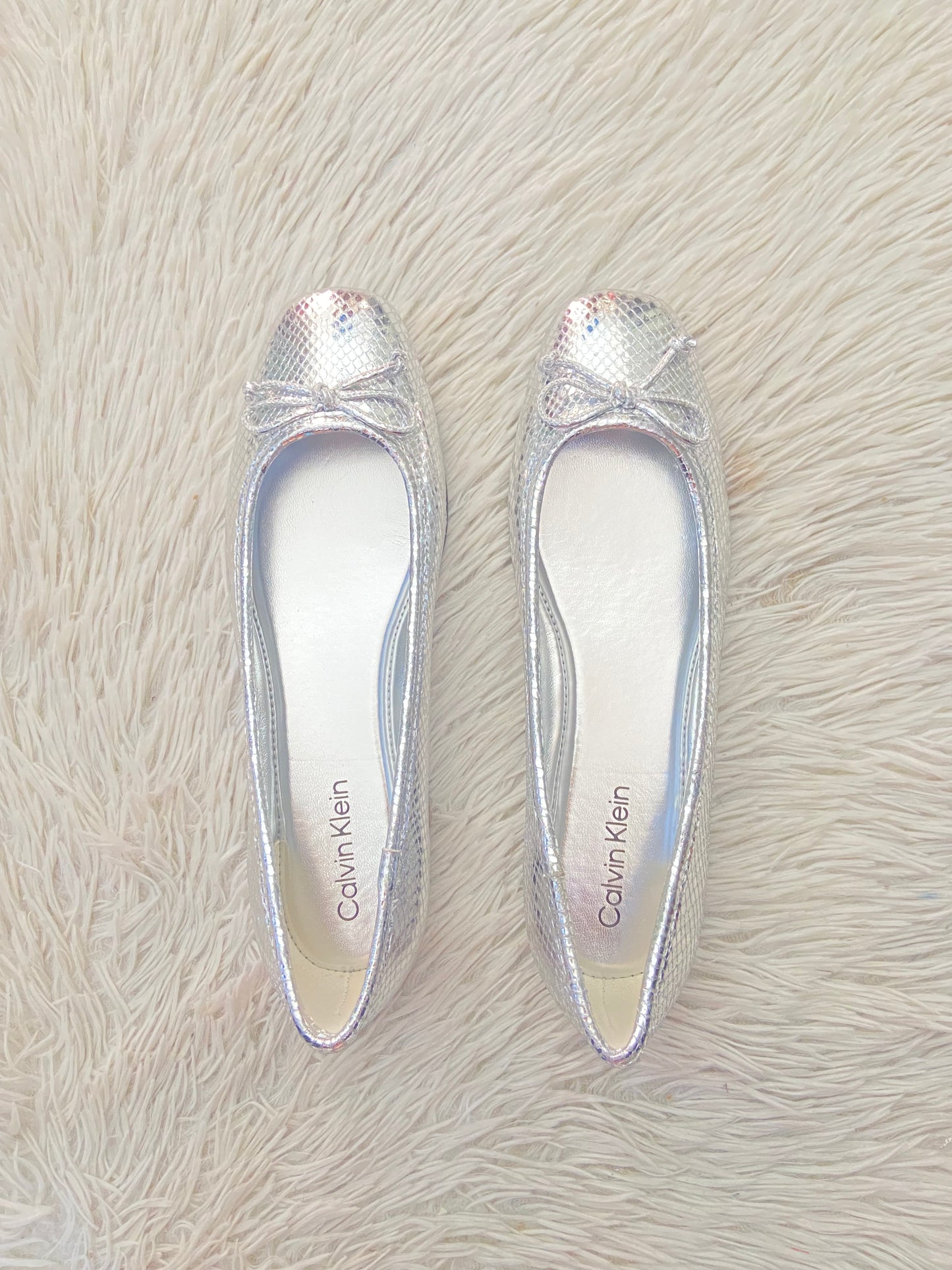 Zapatos CALVIN KLEIN original, color plateado con moño en frente, estampado de animal print