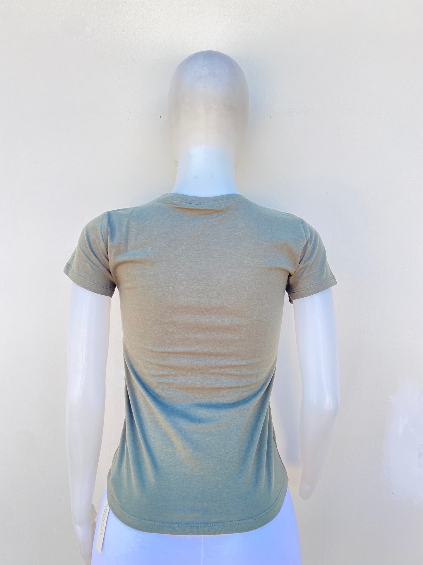 T-shirt en color verde oliva liso.