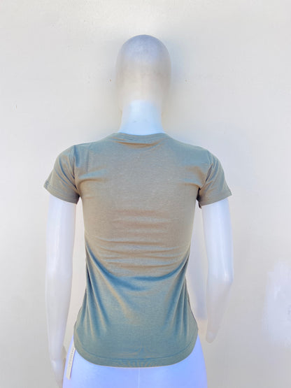 T-shirt en color verde oliva liso.