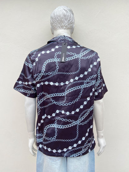 Camisa negra, con estampado de cadenas y perlas.